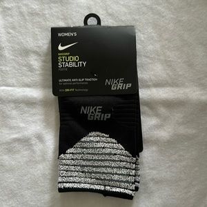 Nike grip studio stability women’s yoga anti slip socks 6-10 black new with tags